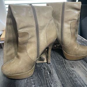 Betsy Johnson Beige upper leather boots, size 8 .